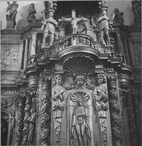 Tabernacle : détail de la partie centrale sculptée du Christ, d'anges, de motifs décoratifs, bois sculpté, doré