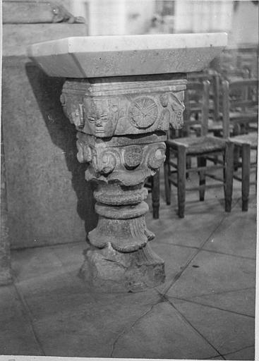Chapiteau : chapiteau figuré réutilisé comme socle de bénitier, pierre sculptée