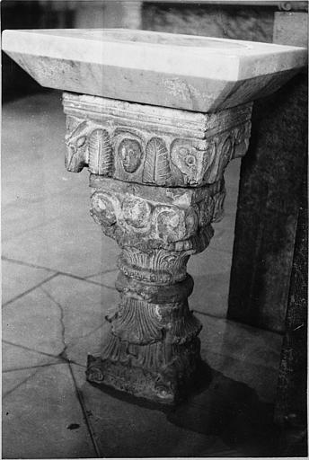 Chapiteau : chapiteau figuré réutilisé comme socle de bénitier, pierre sculptée