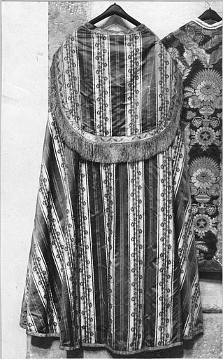 Chape : soie à motifs de rayures et de frises de fleurettes - © Ministère de la Culture (France), Médiathèque du patrimoine et de la photographie (objets mobiliers), tous droits réservés