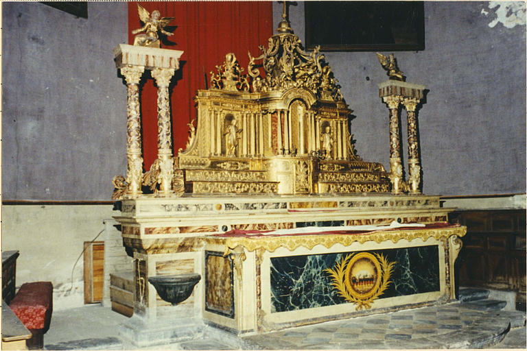 Autel (autel majeur), gradins d'autel, tabernacle : autel en bois peint en faux marbre, tabernacle architecturé en bois sculpté et doré