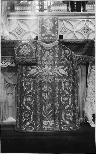 Chasuble, étole : taffetas brodé de fils d'or, fleurs, grappes de raisin - © Ministère de la Culture (France), Médiathèque du patrimoine et de la photographie (objets mobiliers), tous droits réservés