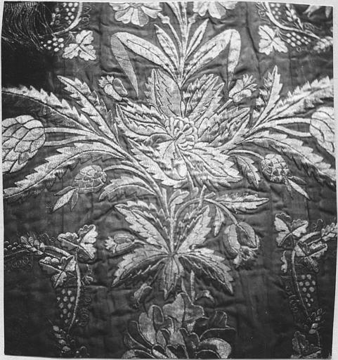 Chasuble : taffetas brodé de fils d'or, détail des motifs brodés