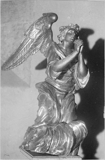 Statue : ange adorateur, bois sculpté, doré