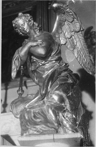 Statue : ange adorateur, bois sculpté, doré - © Ministère de la Culture (France), Médiathèque du patrimoine et de la photographie (objets mobiliers), tous droits réservés