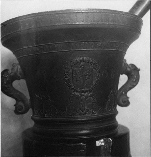 Mortier de pharmacie en bronze, anses en forme de poissons stylisés, armoiries - © Ministère de la Culture (France), Médiathèque du patrimoine et de la photographie (objets mobiliers), tous droits réservés