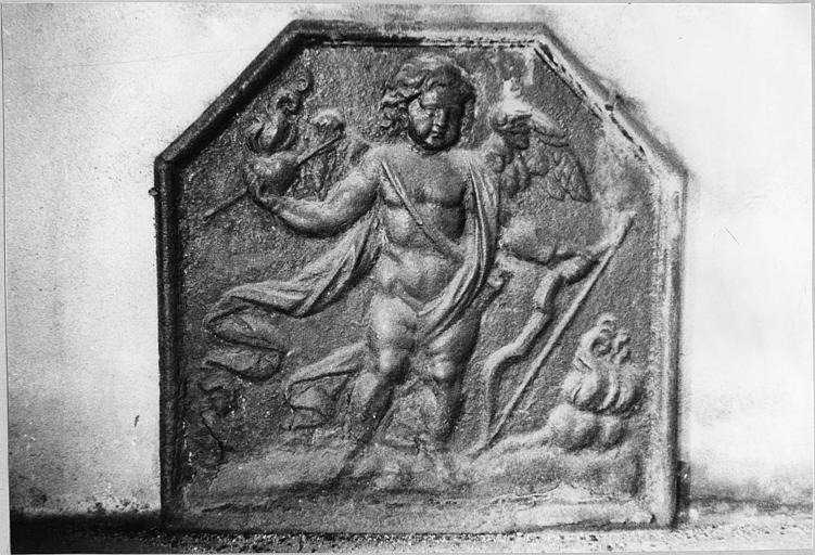 Plaque de cheminée : décor en bas-relief, l'Amour tenant un coeur enflammé percé d'une flèche, fonte