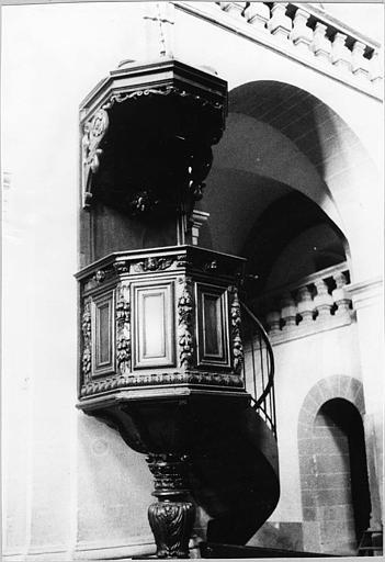 Chaire à prêcher : décor de  volutes, chérubins, chutes de fruits, bois sculpté