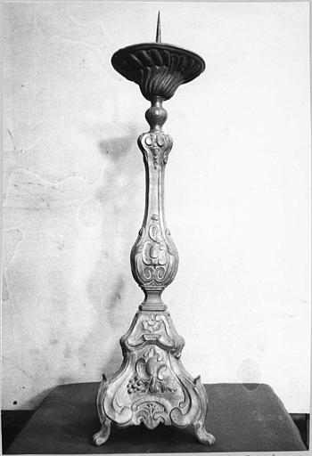 Chandelier d'autel : décor de volutes, fleurettes, laiton argenté