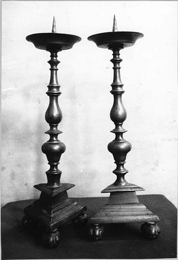 Chandeliers d'autel (2) : paire de chandeliers d'autel de forme balustre, bronze