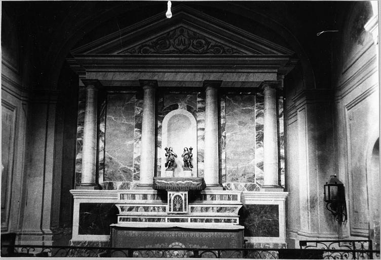 Autel, gradins d'autel, tabernacle, retable : retable imitant une façade de temple antique, bois peint
