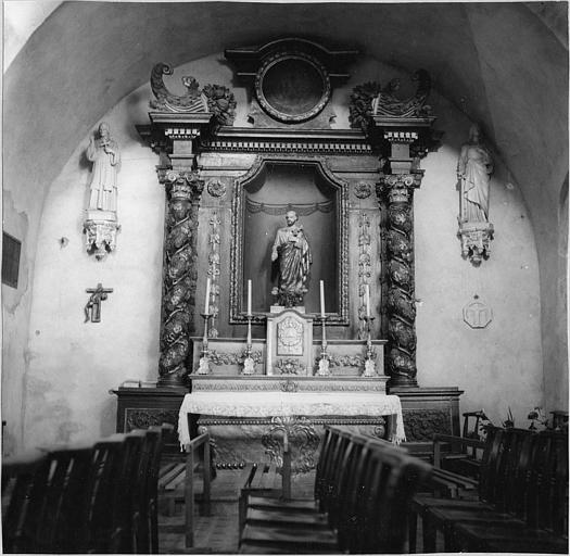 Autel, retable : autel latéral sud, galbé, retable architecturé surmonté d'un médaillon et de cornes d'abondance ; avant restauration