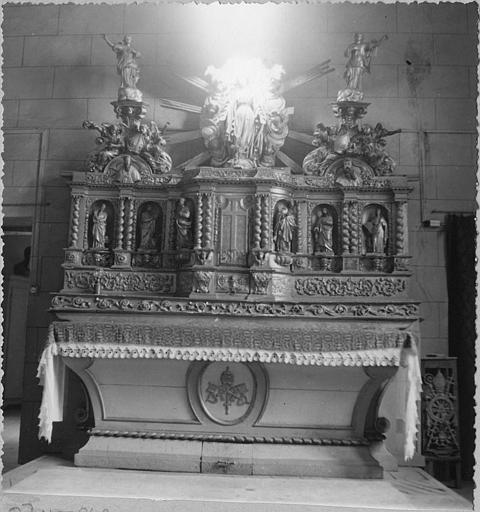Tabernacle : tabernacle architecturé orné de 6 statuettes et surmonté par deux groupes sculptés d'anges