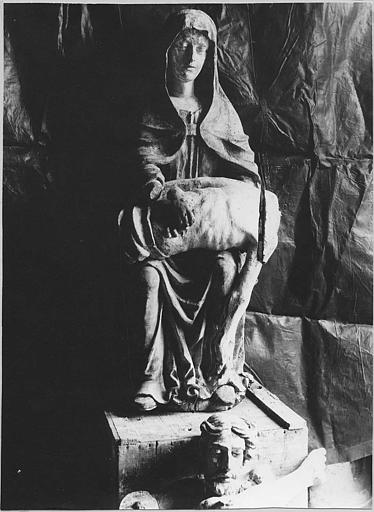 Groupe sculpté : 'Vierge de Pitié', bois sculpté, peint ; pendant restauration