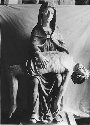 Groupe sculpté : 'Vierge de Pitié', bois sculpté, peint ; après restauration