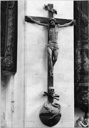 Statue : 'Christ en croix', bois sculpté, peint