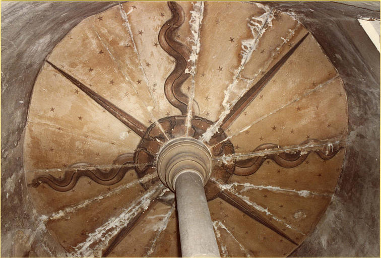 Peinture monumentale : escalier, décor de soleil à rayons droits et sinueux sur un fond parsemé d'étoiles