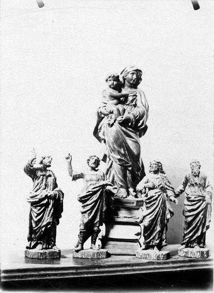 groupe sculpté : Vierge à l'Enfant, statuettes non identifiées, vue générale