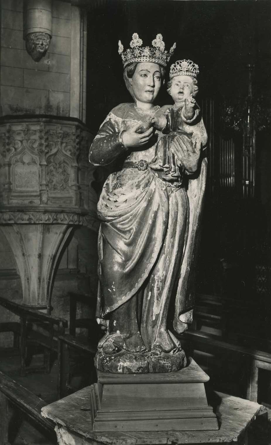 statue : Vierge à l'Enfant dite Notre-Dame-des-Pommiers, vue générale