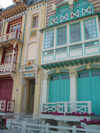 détails des restaurations de façade ; oriel continu ; consoles ajourées sur l'Aiglon ; garde-corps ; cabochons.