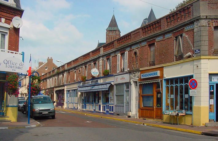 devantures de boutiques ; enseignes professionnelles ; RDC enduit ; 1er étage brique ; frise de carreaux de céramique ; balustrade.