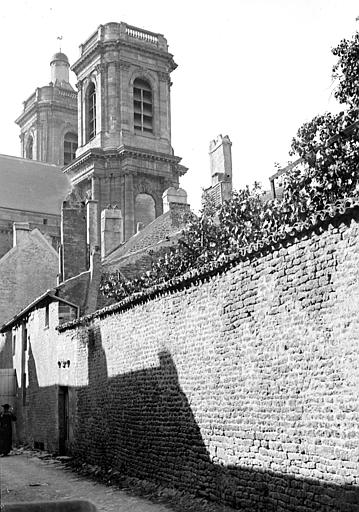 Tours vues d'une ruelle