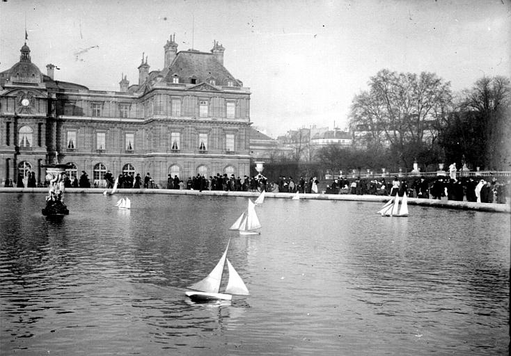 Bateaux dans le bassin du jardin du Luxembourg