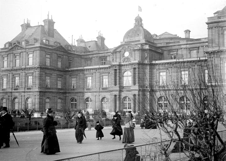 Promeneurs devant la façade