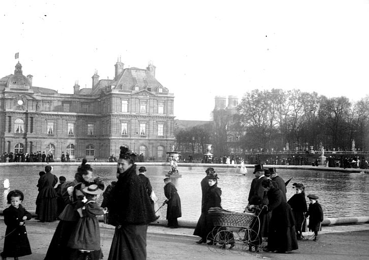 Promeneurs devant le bassin