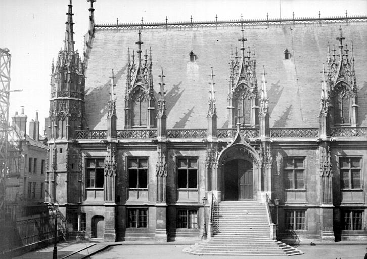 Façade gauche et escalier