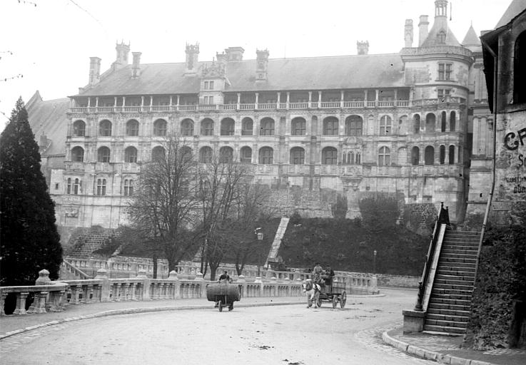 Façade vue de l'avenue de la gare, voiture à cheval et homme portant un tonneau