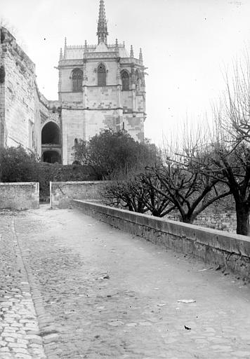 Vue depuis la route qui mène à l'entrée