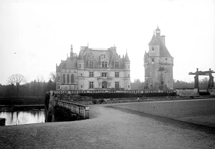 Vue de la façade et de la tour