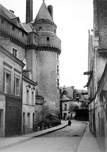 Rue avec la tour