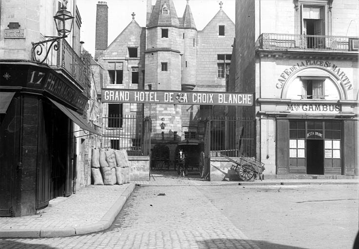 Vu de la rue, café de la place Saint-Martin