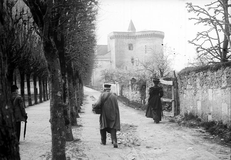 Vieux Château : Tour Neuve ou tour Louis XI, côté nord, pris depuis la promenade