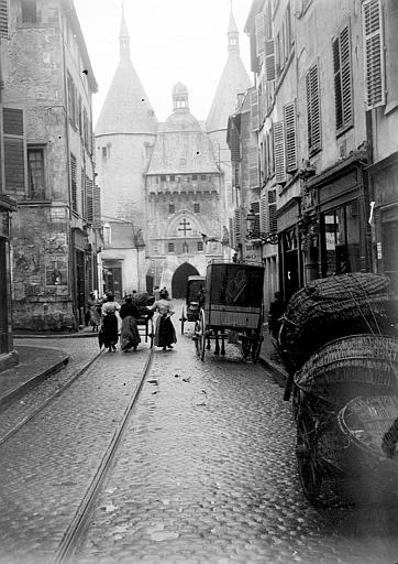 Vue générale depuis la rue  : rue animée