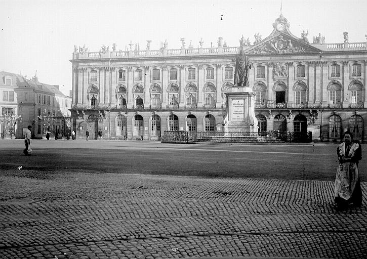 Vu depuis la place, statue