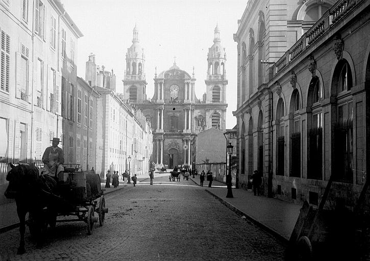 Vue de la façade principale au bout de la rue