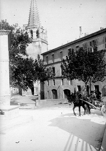 Vue du clocher depuis la place, cheval tirant une voiture