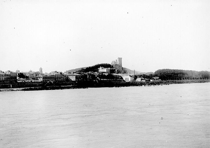 Vue générale de la ville vue depuis l'autre rive