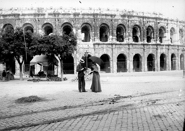 Façade, ensemble : couple posant devant