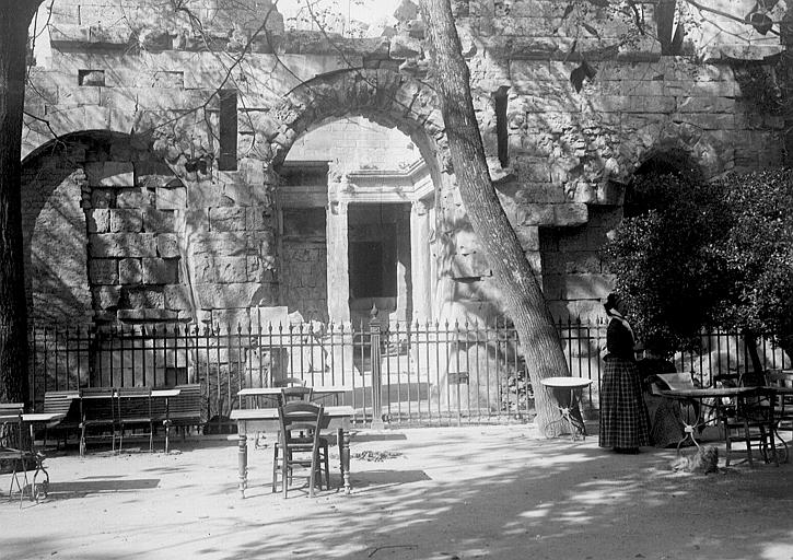 Terrasse installée devant les ruines