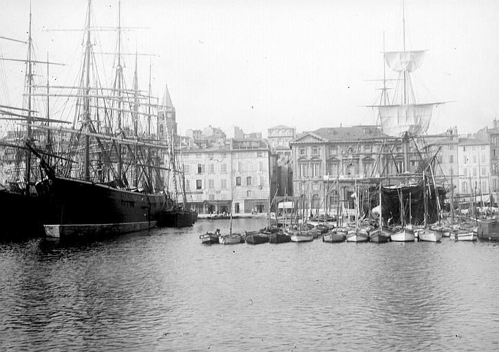 Façade principale vue depuis le port, voiliers de commerce au premier plan