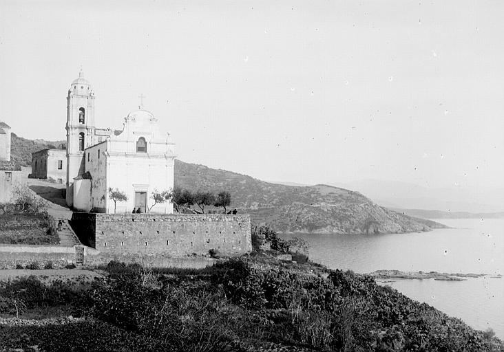 Vue générale surplombant la mer