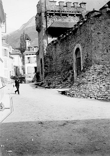 Mur d'enceinte vu depuis la rue