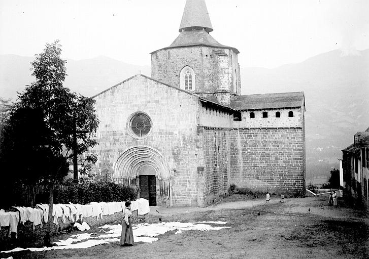 Linge étalé et séchant devant la façade principale