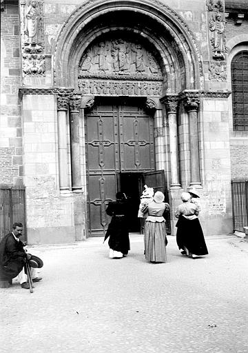 Vue générale du portail, passantes