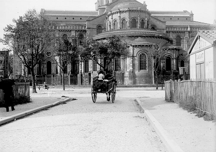 Vue générale de l'abside depuis la rue, voiture à cheval