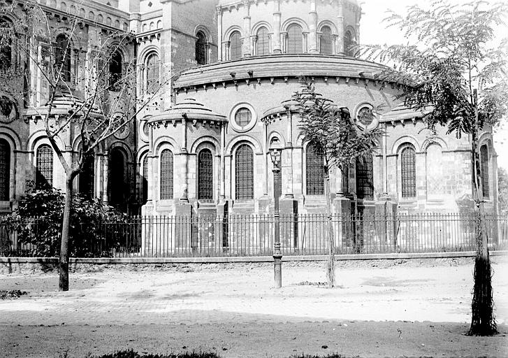 Vue générale de l'abside depuis la rue